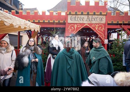 Ribeauville, Alsazia, Francia - 8 dicembre 2024: La gente del posto e i turisti apprezzano il periodo natalizio nel quartiere storico di Ribeauville, Alsazia, Franc Foto Stock