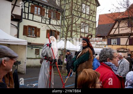 Ribeauville, Alsazia, Francia - 8 dicembre 2024: La gente del posto e i turisti apprezzano il periodo natalizio nel quartiere storico di Ribeauville, Alsazia, Franc Foto Stock