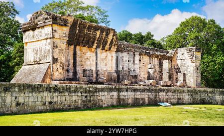Rovine del Tempio Sud con rilievi degli dei serpenti sul grande campo da ballo o Juego de Pelota nel grande complesso Maya di Chichen Itza, Messico Foto Stock
