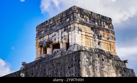 Fregio giaguaro con motivi Maya e decorazioni in rilievo sul Tempio dei giaguari vicino al grande campo da ballo o a Juego de Pelota, Chichen Itza, Messico Foto Stock