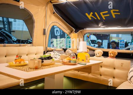accogliente cucina interna nel rimorchio di una casa mobile o di un veicolo ricreativo Foto Stock
