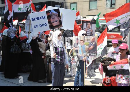 I siriani in Canada si riuniscono al Centro Eaton per una manifestazione per la libertà siriana il 9 luglio 2011 a Toronto, Ontario Canada. Manifestazioni simili si svolgono in tutto il mondo. Foto Stock