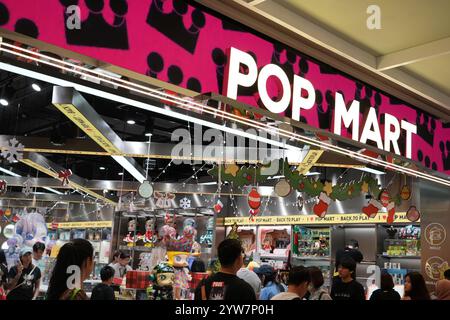 Bangkok, Tailandia - 26 novembre 2024: La gente aspetta la nuova collezione di giocattoli di designer nell'area anteriore di un negozio pop-market. Foto Stock