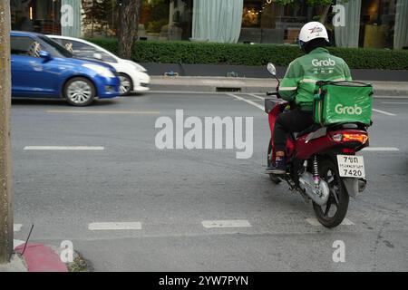 Bangkok, Thailandia - 26 novembre 2024: Prendi il cibo uomo sulla sua bici, è il servizio di consegna del cibo Foto Stock