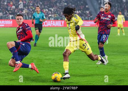 Torino, Italia. 7 dicembre 2024. (C) Samuel Mbangula Tshifunda della Juventus FC visto in azione durante la partita di calcio di serie A 2024/25 tra Juventus FC e Bologna FC all'Allianz Stadium punteggio finale: Juventus 2 : 2 Bologna (foto di Fabrizio Carabelli/SOPA Images/Sipa USA) credito: SIPA USA/Alamy Live News Foto Stock