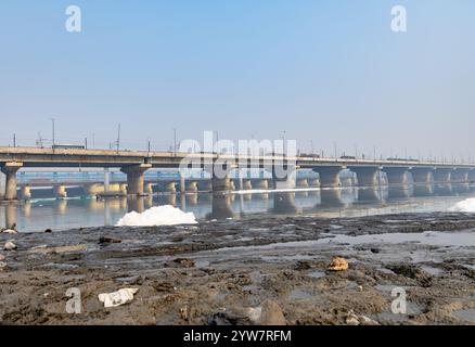 ponte stradale con fiume inquinato con effluenti industriali e domestici schiuma tossica al mattino immagine scattata presso il fiume yamuna okhla sbarrage delhi india. Foto Stock