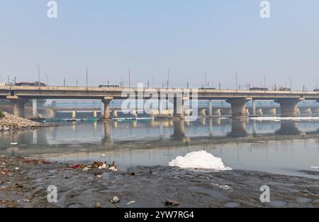 ponte stradale con fiume inquinato con effluenti industriali e domestici schiuma tossica al mattino immagine scattata presso il fiume yamuna okhla sbarrage delhi india. Foto Stock