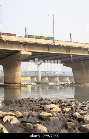 Modern Road Bridge che attraversa il fiume contaminato con schiuma tossica al mattino nebbioso, il video viene girato presso lo sbarramento di okhla sul fiume yamuna a delhi, india, il 4 novembre 202 Foto Stock