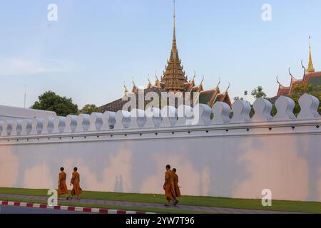 I monaci buddisti camminano per le strade di Bangkok, Thailandia Foto Stock