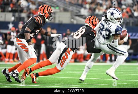 Arlington, Stati Uniti. 9 dicembre 2024. Dallas Cowboys Rico Dowdle viene avvolto dal DJ Ivey dei Cincinnati Bengals all'AT&T Stadium di Arlington, Texas, lunedì 9 dicembre 2024. Foto di Ian Halperin/UPI credito: UPI/Alamy Live News Foto Stock