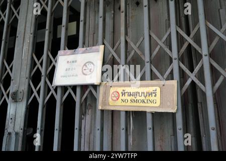 vecchio segno di divieto di fumo a bangkok, thailandia Foto Stock