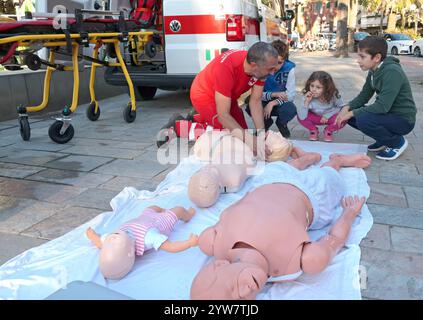 Sestri Levante, Italia - 10 novembre 2024. Il medico di emergenza mostra ai bambini il manichino come eseguire la respirazione artificiale. Salute e medicina Foto Stock
