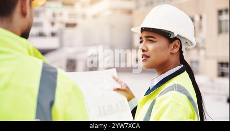 Tetto, planimetria e persone con costruzione per ispezione, sviluppo urbano o pianificazione in città. Uomo, donna o appaltatori con documenti cartacei o. Foto Stock