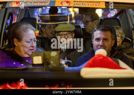 Madrid, Spagna. 9 dicembre 2024. Persone anziane viste durante una nuova edizione di Taxiluz. Circa 200 tassisti volontari stanno portando centinaia di anziani in case di cura e decine di bambini malati in ospedale per le strade del centro di Madrid in una nuova edizione di "Taxiluz". Con questa iniziativa, anziani e bambini hanno potuto godere delle luci natalizie che illuminano Madrid in questo periodo dell'anno. (Foto di David Canales/SOPA Images/Sipa USA) credito: SIPA USA/Alamy Live News Foto Stock