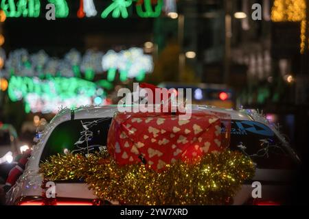 Madrid, Spagna. 9 dicembre 2024. Un taxi partecipa ad una nuova edizione di Taxiluz. Circa 200 tassisti volontari stanno portando centinaia di anziani in case di cura e decine di bambini malati in ospedale per le strade del centro di Madrid in una nuova edizione di "Taxiluz". Con questa iniziativa, anziani e bambini hanno potuto godere delle luci natalizie che illuminano Madrid in questo periodo dell'anno. (Foto di David Canales/SOPA Images/Sipa USA) credito: SIPA USA/Alamy Live News Foto Stock