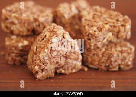 Snack a base di nocciole in granola disposti ad arte su una superficie in legno Foto Stock