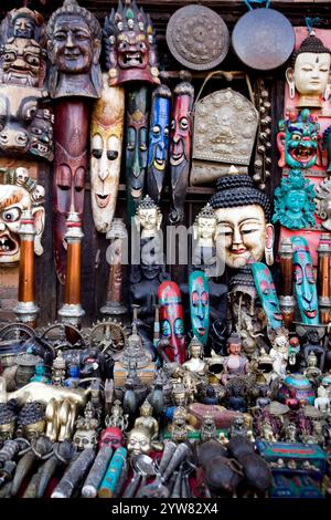 Souvenirs e knick Knacks nel bazar del mercato asiatico situato nella zona di Thamel, Kathmandu, Nepal. Foto Stock
