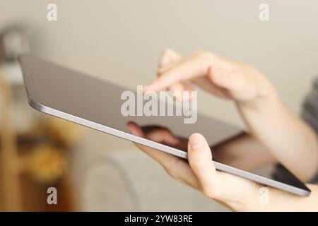 Primo piano della mano di una donna che utilizza il tablet più recente Foto Stock