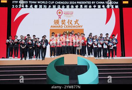 Medaglie d'oro Team China (C), medaglie d'argento Corea del Sud (L) e medaglie di bronzo Team China's Hong Kong posa sul podio durante la cerimonia di premiazione dopo la partita finale tra Cina e Corea del Sud alla ITTF Mixed Team World Cup 2024 a Chengdu, nella provincia di Sichuan, nella Cina sud-occidentale, 8 dicembre 2024. Chengdu, Cina. 8 dicembre 2024. La Cina ha mantenuto il suo titolo alla International Table Tennis Federation (ITTF) Mixed Team World Cup con una vittoria per 8-1 contro la Corea del Sud nella finale qui l'8 dicembre 2024. Il torneo di otto giorni, che termina la stagione del ping-pong globale, è caratterizzato da Foto Stock