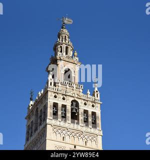 La Torre Giralda della Cattedrale è onnipresente nel centro di Siviglia Foto Stock