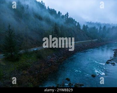 Il fiume Smith fuori dal jedediah smith Redwoods State Park nel nord della California al crepuscolo. Foggy, le condizioni nebbiose si sistemano sulla foresta. Foto Stock