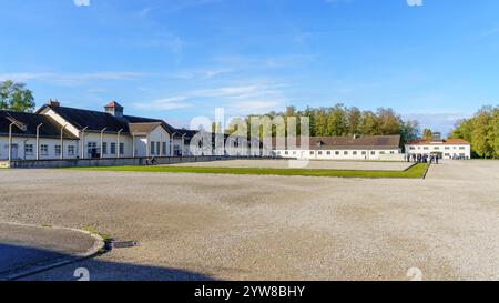 Dachau, Germania - 7 ottobre 2024: Veduta del campo di concentramento di Dachau, con visitatori, Baviera, Germania Foto Stock