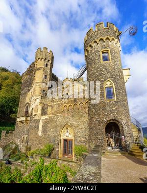 Trechtingshausen, Germania - 10 ottobre 2024: Veduta del Castello di Rheinstein, nella valle del fiume Reno, Renania-Palatinato, Germania Foto Stock