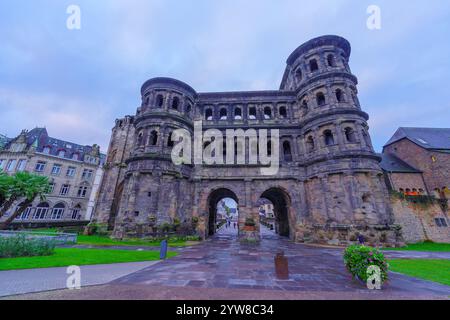 Treviri, Germania - 11 ottobre 2024: Veduta della porta Nigra, una porta cittadina di epoca romana, a Treviri, Renania-Palatinato, Germania Foto Stock