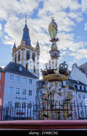 Treviri, Germania - 11 ottobre 2024: Veduta della fontana Petrusbrunnen, a Treviri, Renania-Palatinato, Germania Foto Stock