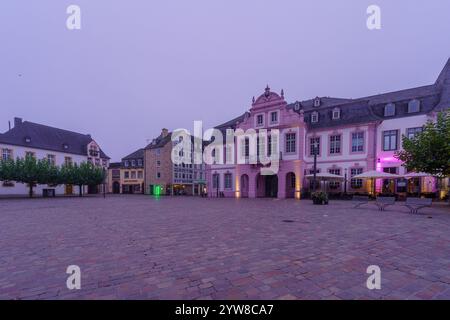 Treviri, Germania - 12 ottobre 2024: Veduta dell'alba di Foggy sulla piazza Domfreihof, a Treviri, Renania-Palatinato, Germania Foto Stock