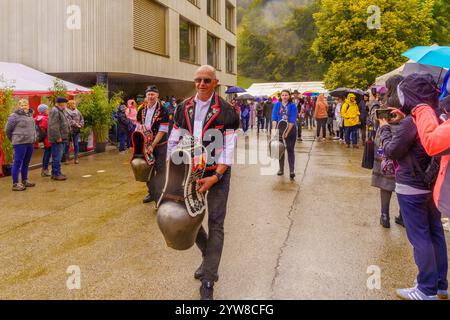Saint-Cergue, Svizzera - 28 settembre 2024: Persone con campane, parte di una tradizionale festa della salpa (mucche che scendono dalle alpi), il villaggio Foto Stock