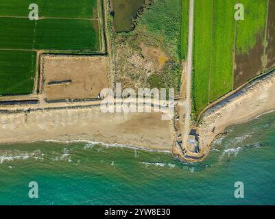 Vista aerea della spiaggia di Marquesa e del ristorante Vascos, dove è possibile vedere il rifugio della costa del Delta dell'Ebro, in una mattina d'estate (Catalogna, Spagna) Foto Stock