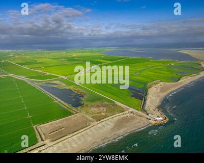 Vista aerea della spiaggia di Marquesa e del ristorante Vascos, dove è possibile vedere il rifugio della costa del Delta dell'Ebro, in una mattina d'estate (Catalogna, Spagna) Foto Stock