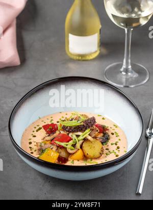 Polpo alla griglia con salsa cremosa, patate e verdure Foto Stock