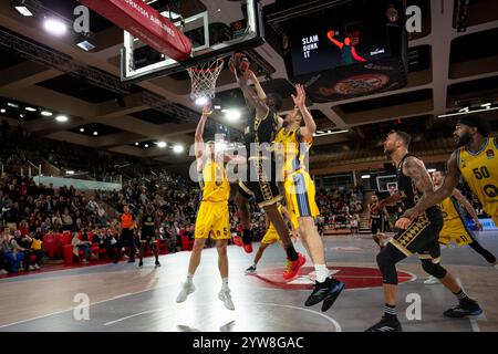 Monaco, Monaco. 6 dicembre 2024. I giocatori di Monaco #11 Alpha Diallo, #20 Donatas Motiejunas e il giocatore di Berlino #5 Yanni Wetzell, #6 Malte Delow e #50 Trevion Williams sono visti in azione durante la partita di basket dell'Eurolega turca tra AS Monaco e Alba Berlin nella Gaston Medecin Hall di Monaco il 6 dicembre 2024. Foto di Laurent Coust/ABACAPRESS. COM credito: Abaca Press/Alamy Live News Foto Stock