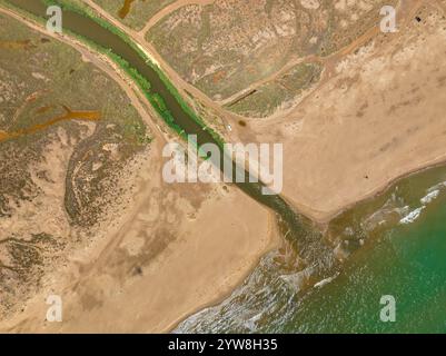 Vista aerea della foce della Gola de la Platjola, tra le spiagge di Serrallo ed Eucaliptus, nel Delta dell'Ebro (Montsià, Tarragona, Catalogna, Spagna) Foto Stock