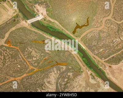 Vista aerea della foce della Gola de la Platjola, tra le spiagge di Serrallo ed Eucaliptus, nel Delta dell'Ebro (Montsià, Tarragona, Catalogna, Spagna) Foto Stock