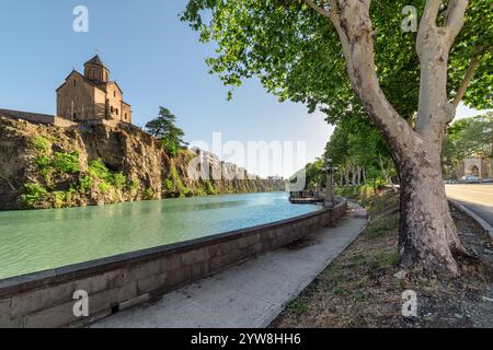 Chiesa dell'assunzione della Vergine Maria di Metekhi sulla scogliera Foto Stock