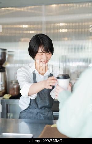 Personale Café Female che consegna i prodotti Foto Stock