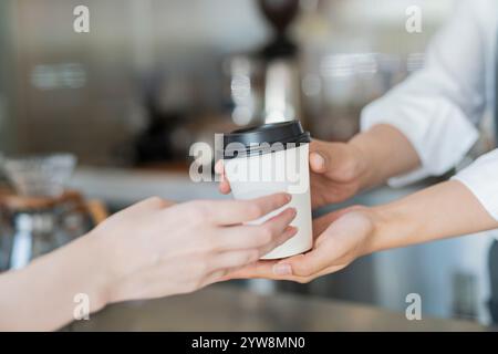 Personale Café Female che consegna i prodotti Foto Stock