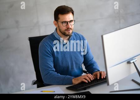 Uomo d'affari professionale felice dipendente dell'azienda, giovane imprenditore, uomo d'affari sorridente che lavora Foto Stock