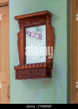 Barba Old Art Deco vintage o armadietto da parete in legno con specchio, Francia, Itadi anni '1930 vicino a Modasa Gujarat India Asia. Foto Stock