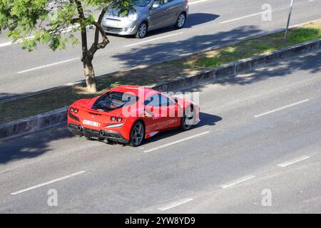 ferrari rossa F8 tributo che guida su una strada a più corsie Foto Stock