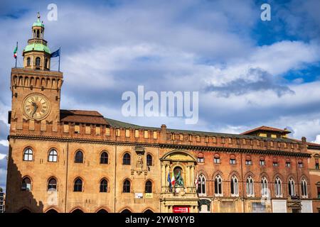 Palazzo d'Accursio e Torre dell'Orologio in Piazza maggiore nel centro storico di Bologna, regione Emilia-Romagna dell'Italia settentrionale Foto Stock