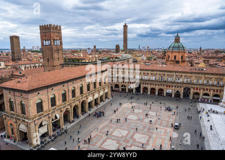 Vista elevata del Palazzo del Podesta e della Torre dell'Arengo su Piazza maggiore nel centro storico di Bologna, regione Emilia-Romagna, Italia settentrionale Foto Stock