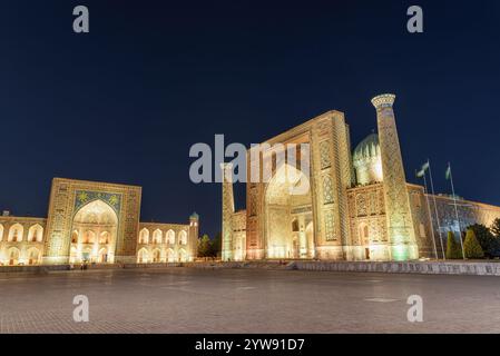 La Madrasa Tilya-Kori e la Madrasa Sher-Dor in serata Foto Stock