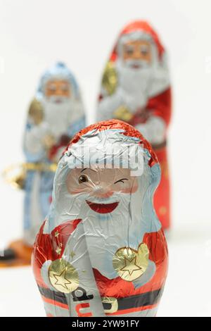 DEU , DEUTSCHLAND : Nikolaus / Nikolaeuse Nikoläuse aus Schokolade , 03.12.2024 DEU , GERMANIA : San Nicola / Babbo Natale in cioccolato , 03.12.2024 *** DEU , GERMANIA San Nicola Babbo Natale in cioccolato , 03 12 2024 DEU , GERMANIA San Nicola Babbo Natale in cioccolato , 03 12 2024 Foto Stock