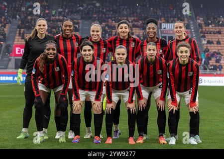 Milano, Italia. 9 dicembre 2024. Italia, Milano, 2024 12 08: Squadra dell'AC Milan in centro per foto di squadra durante la partita di calcio AC Milan vs FC Inter, serie A femminile 2024-2025 giorno 12, San Siro StadiumItaly, Milano, 2024 12 08: AC Milan vs FC Inter, Italy Women serie A 2024/2025, giorno 12 allo Stadio San Siro (foto di Fabrizio Andrea Bertani/Pacific Press) crediti: Pacific Press Media Production Corp./Alamy Live News Foto Stock