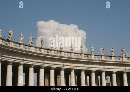 Arte barocca Piazza San Pietro in Vaticano. Costruito da Gian Lorenzo Bernini (1598-1680). Colonne di dettaglio e sculture di diversi santi. Vati Foto Stock