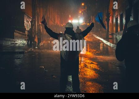 Tbilisi, Georgia - 1 dicembre 2024: Una studentessa protesta sta sta per la Georgia e l'integrazione dell'UE. Manifestanti georgiani da parte del parlamento protesta e. Foto Stock